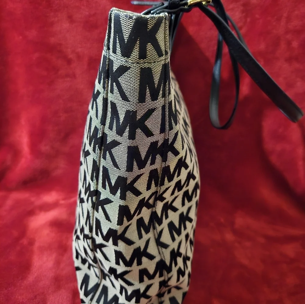 Beautiful Michael Kors Large Signature Tote/Shoulder Bag